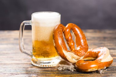 Oktoberfest kavramı - bira bardağı Alman kraker ile