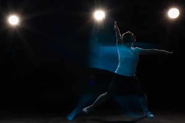 Baile, deporte, hermoso y concepto de la gente - mujer joven bailando en la oscuridad saltó en la luz colorida — Foto de Stock