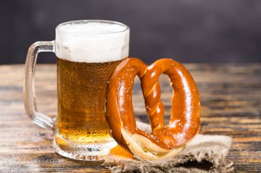 Oktoberfest kavramı - bira bardağı Alman kraker ile