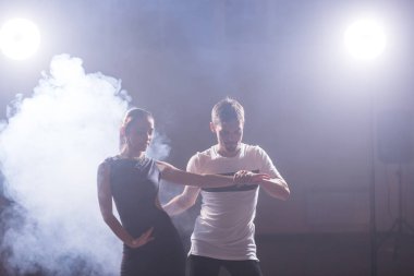 Genç çift Latin dans Bachata, merengue, salsa dans. Dans dersi iki zerafet poz