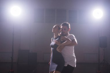 Aktif mutlu yetişkinler dans sınıfında birlikte dans ediyorlar.