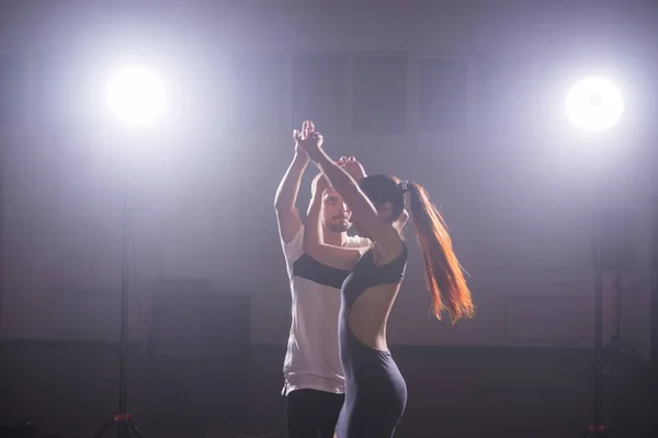 Joven pareja de amor bailando social danse kizomba o bachata . — Foto de Stock