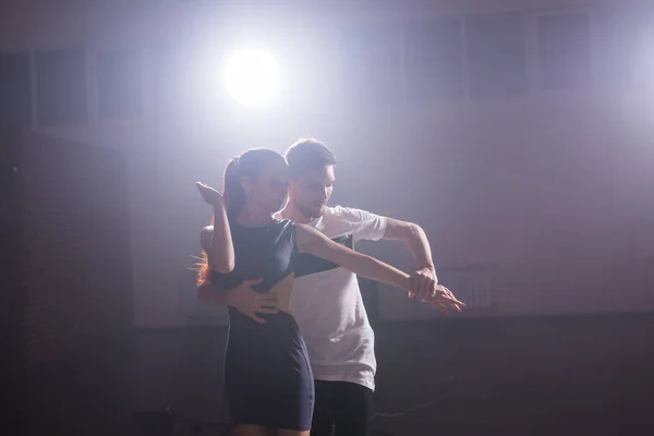 Activos adultos felices bailando bachata juntos en clase de baile — Foto de Stock