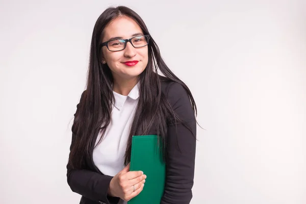 Business, Work and People Konzept - asiatische junge Frau hält einen Ordner in der Hand — Stockfoto