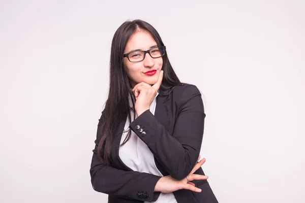 Joven estudiante asiática o dama de negocios con gafas sobre fondo blanco — Foto de Stock