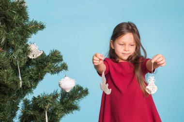 Noel, çocukluk ve insanlar kavramı - küçük kız Noel ağacı süsleme