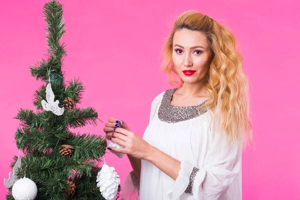Χριστούγεννα και διακοπές έννοια - πορτρέτο του χαμογελώντας όμορφη ξανθιά γυναίκα με Χριστουγεννιάτικο δέντρο σε ροζ φόντο — Φωτογραφία Αρχείου