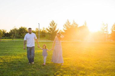 Dostu aile parkta yürüyüş ve birlikte eğlenmek