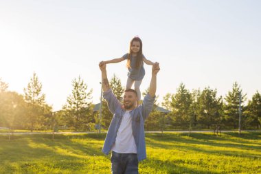 Babalık, Aile ve çocuk kavramı - baba ve eğleniyor ve doğada oynayan kız.