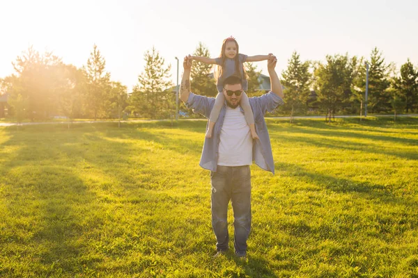 Concept de paternité, famille et enfants - Père et fille s'amusent et jouent dans la nature . — Photo