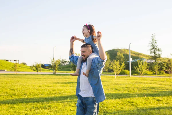 Faderskap, familj och barn koncept - far och dotter ha kul och leka i naturen. — Stockfoto