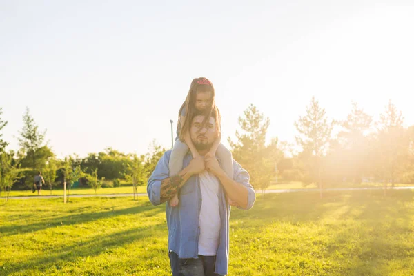 Concepto de paternidad, familia e hijos - Padre e hija divirtiéndose y jugando en la naturaleza . — Foto de Stock