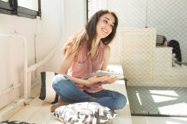 Internet, eğlence ve teknoloji kavramı - tablet kullanarak rahat genç kadın