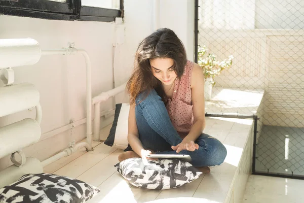 Persone, tecnologia e concetto di internet - giovane donna che utilizza tablet digitale a casa — Foto Stock