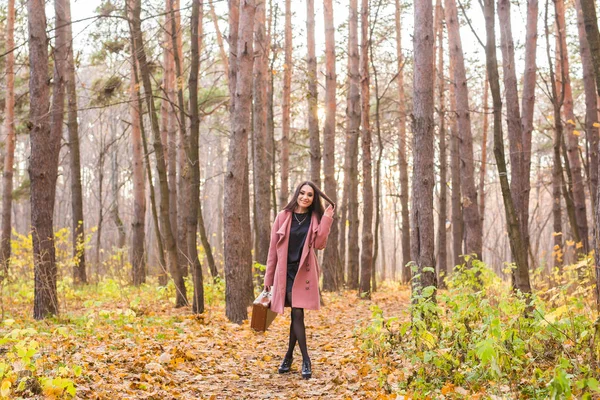 Porträt einer schönen jungen Frau, die im Herbst draußen spaziert. — Stockfoto