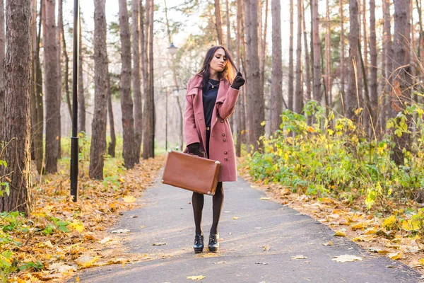 Pessoas, conceito de estação e natureza - Jovem mulher caminhando no parque de outono — Fotografia de Stock