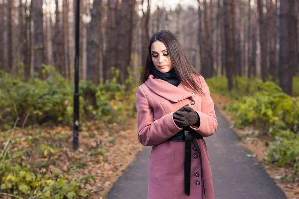 Natureza, estação e conceito de pessoas - Mulher de moda andando no parque de outono — Fotografia de Stock