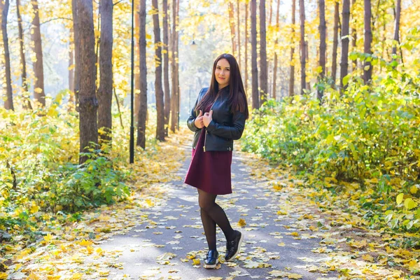 Junge stilvolle Frau spaziert im Herbstpark — Stockfoto