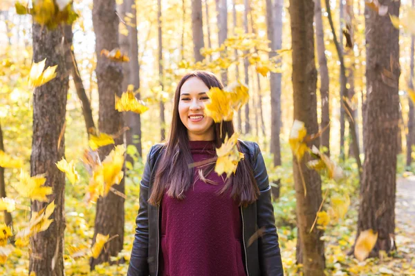 Mensen, herfst en seizoen concept - vrouw met gevallen laat in haar handen in bos — Stockfoto