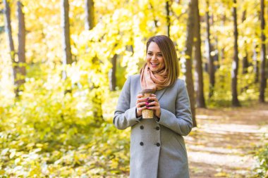 Sonbahar, Doğa, insanlar kavramı - genç esmer kadın kahve Sonbahar Park