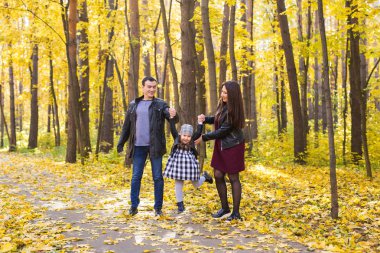 Ebeveynlik, sonbahar ve insanlar kavramı - genç aile mutlu Sonbahar Park