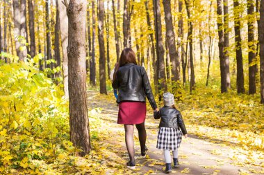 kişi, Aile ve eğlence kavramı - Genç Anne ile kızı Sonbahar Park yürüme