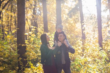 Aile, sonbahar, insanlar kavramı - sonbahar günü, sarılma ve gülümseme Park'ta yürüyordunuz genç Aile