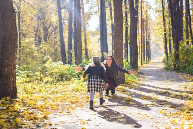 Anne ve kızı sonbahar park eğlenmek