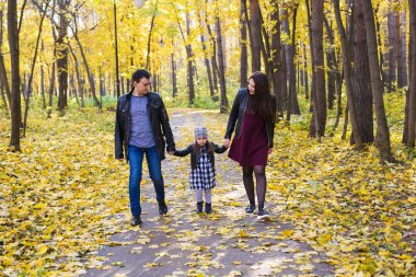 İnsanlar, Aile ve eğlence kavramı - Anne, baba ve küçük kız içinde sonbahar park eğlenmek