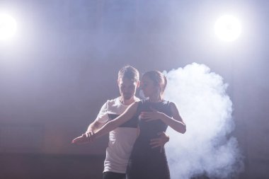 Genç çift dans sosyal danse kizomba veya bachata seviyorum.