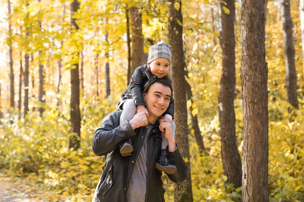 가 공원에서 산책에 행복 한 가족 아버지와 자식 딸 — 스톡 사진