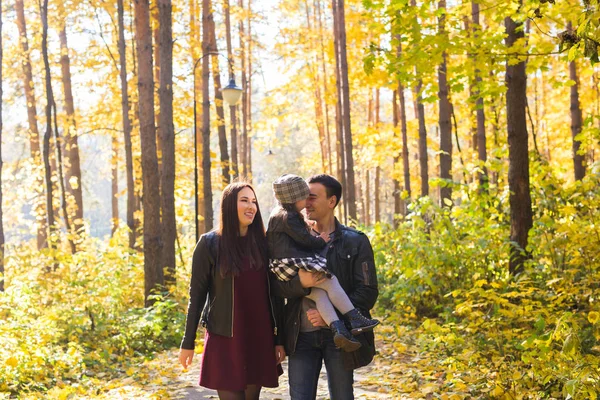 Crianças, natureza e conceito de família - Retrato de família feliz sobre fundo do parque de outono — Fotografia de Stock