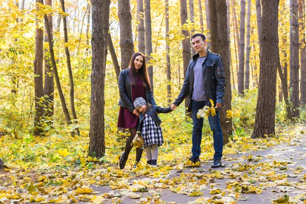 Kişi, Aile ve eğlence kavramı - aile eğlence sonbahar parkta duran — Stok fotoğraf