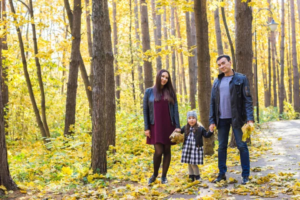 Kişi, Aile ve eğlence kavramı - sonbahar Park'ta yürüyordunuz kızı ile mutlu aile — Stok fotoğraf