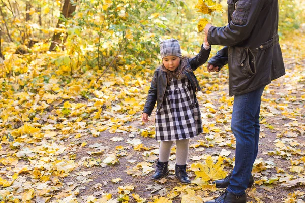 Feliz familia padre e hija en un paseo por el parque de otoño — Foto de Stock