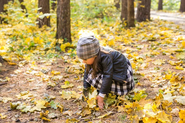 Concepto de otoño, infancia y estación - Niña jugando en el parque de otoño —  Fotos de Stock