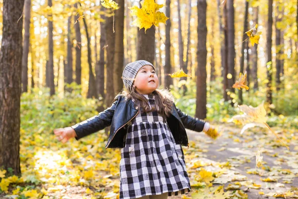 Concepto de otoño, infancia y estación - Niña jugando en el parque de otoño —  Fotos de Stock