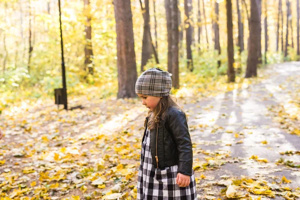 Conceito de criança, natureza e família - menina feliz rindo e brincando no outono no passeio de natureza ao ar livre — Fotografia de Stock