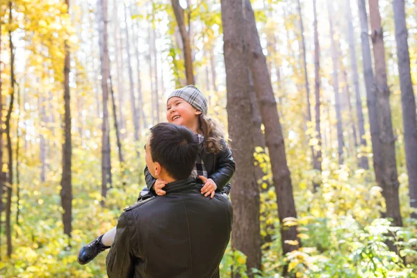 아빠가, 아이 들 및 가족 개념-가 공원에 그의 딸을 들고 아버지 — 스톡 사진