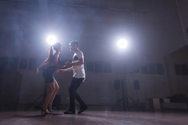 Jovem casal amor dançando social danse kizomba ou bachata . — Fotografia de Stock