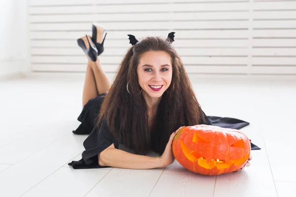 Halloween and holidays concept - Witch woman with Jack OLantern pumpkin — Stock Photo, Image