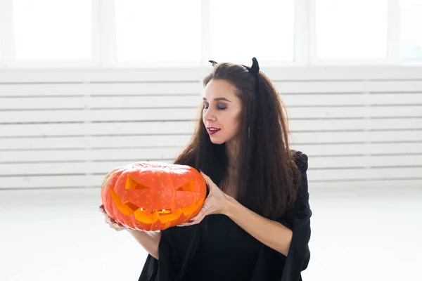 Şirin Gotik kadınla Cadılar Bayramı tarzı giysiler içinde kabak elinde — Stok fotoğraf