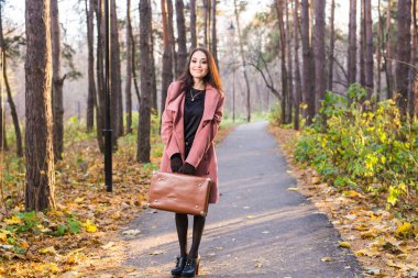 Sonbahar, Doğa ve insan kavramı - sonbahar doğa gri paltolu genç güzel kadın