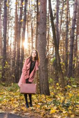 Sonbahar, mevsim ve insanlar kavramı - sonbahar parkta duran kadın çekici