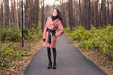 Doğa, sezon ve moda kavramı - pembe ceket güzel gülümseyen kadın portresi