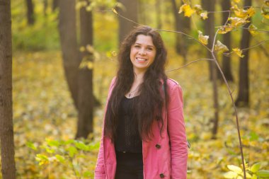 Sezon, sonbahar ve insanlar kavramı - artı boyutu kadın sonbahar arka plan üzerine açık genç portresi.