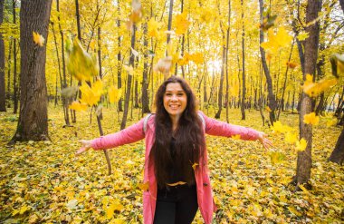 Sonbahar, eğlenceli ve zevk kavramı - pembe ceket yaprakları buket atma Genç güzel kadın