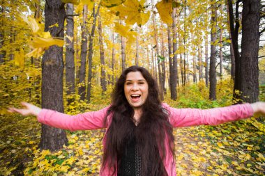 Sonbahar, eğlenceli ve zevk kavramı - pembe ceket yaprakları buket atma Genç güzel kadın