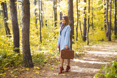 Sonbahar, mevsim ve insanlar kavramı - çanta sonbahar park walkng kadında