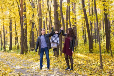 Kişi, Aile ve eğlence kavramı - karışık yarış babası ve annesi kızları ile Sonbahar Park eğlence var